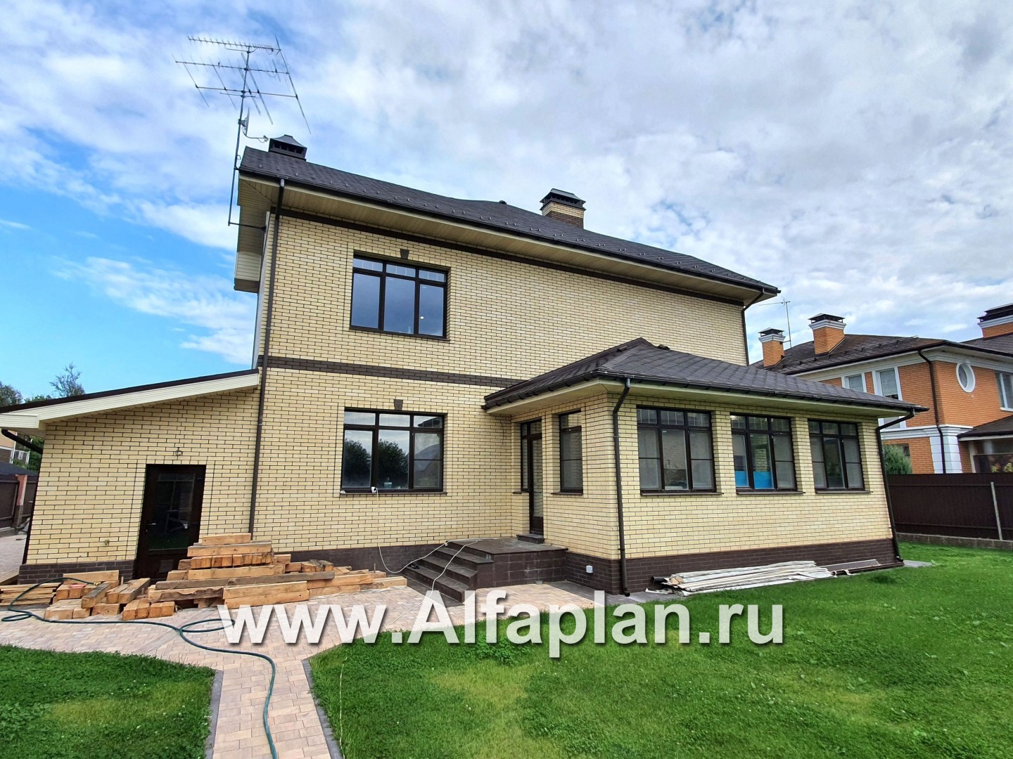 «Амбиент» - проект двухэтажного дома с двумя эркерами в стиле замка, с террасой и с гаражом на 2 авто - дизайн дома №6